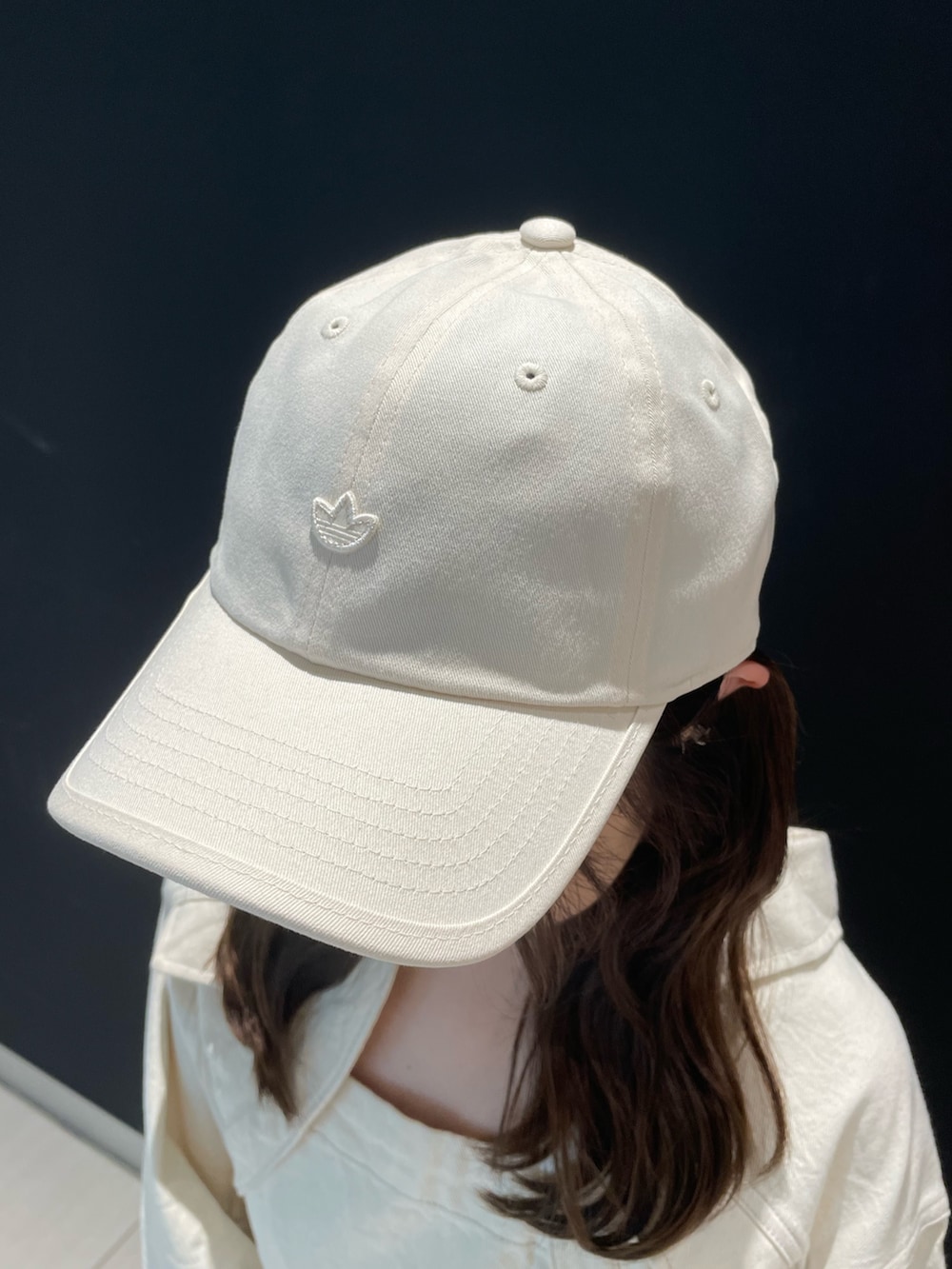 「スニーカー、キャップ、adidas、ジャージ、アディダス、トラックパンツ、adidas originals、アディダスオリジナルス、ベッケンバウアー、ガゼル」｜「adidasのベッケンバウアートラックパンツ（ジェンダーニュートラル） / ジャージ / アディダスオリジナルス adidas Originals（スウェットパンツ、ブラウン系）」を使った、IRさん（レディース・150cm）の秋コーディネートの2枚目の写真