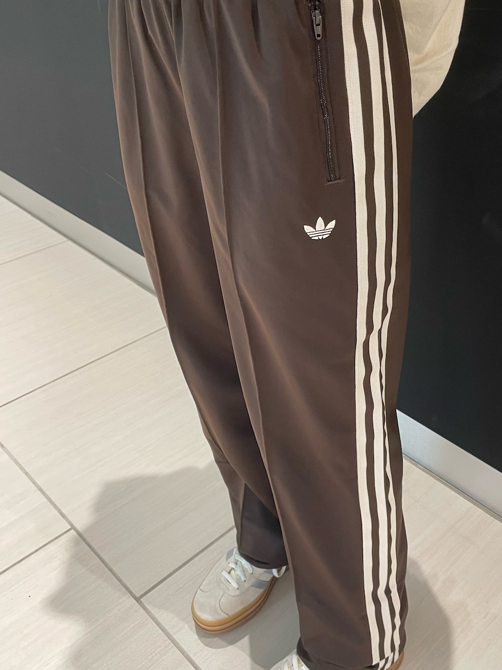 「スニーカー、キャップ、adidas、ジャージ、アディダス、トラックパンツ、adidas originals、アディダスオリジナルス、ベッケンバウアー、ガゼル」｜「adidasのベッケンバウアートラックパンツ（ジェンダーニュートラル） / ジャージ / アディダスオリジナルス adidas Originals（スウェットパンツ、ブラウン系）」を使った、IRさん（レディース・150cm）の秋コーディネートの3枚目の写真