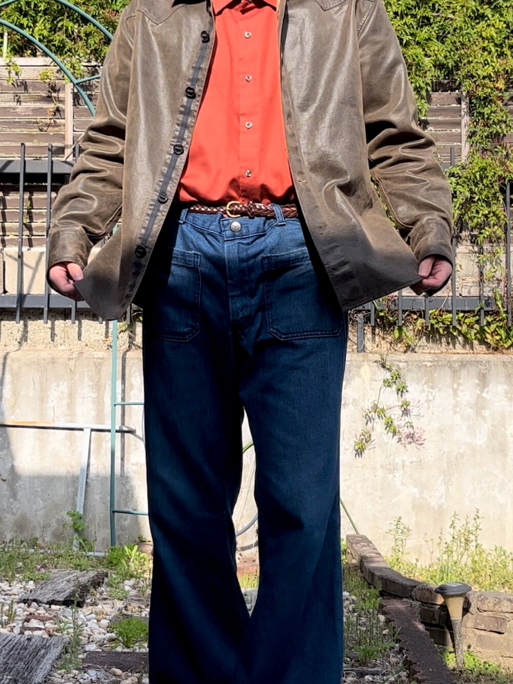 ブラウン系のジャケット/アウター、オレンジ系のシャツ/ブラウスを着用したメンズの春コーディネートの4枚目の写真