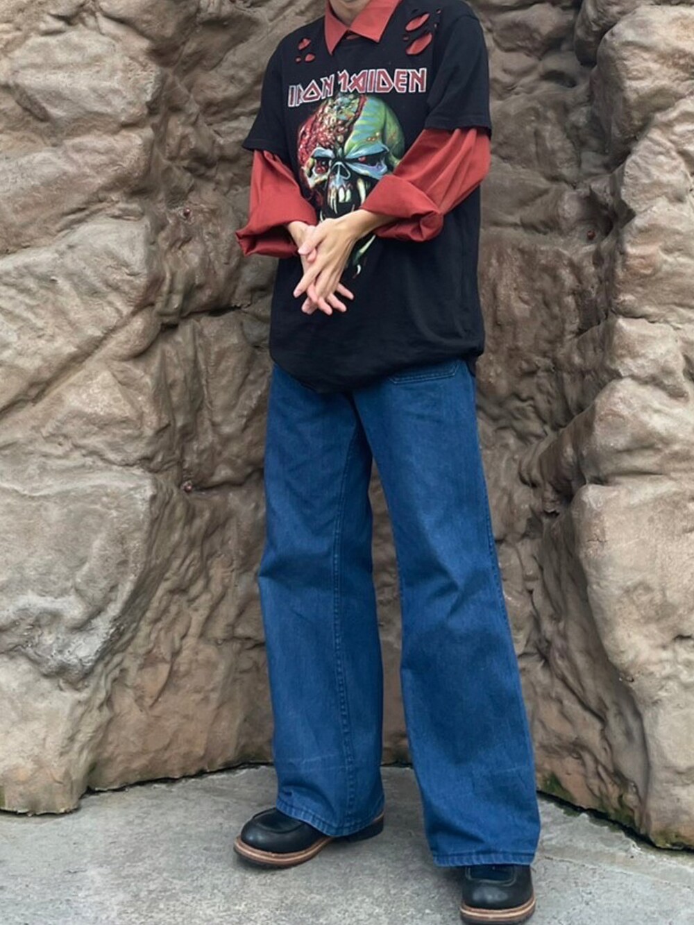 ブラック系のTシャツ/カットソー、ブラック系のスニーカー、オレンジ系のネクタイを着用したメンズの春コーディネートの2枚目の写真