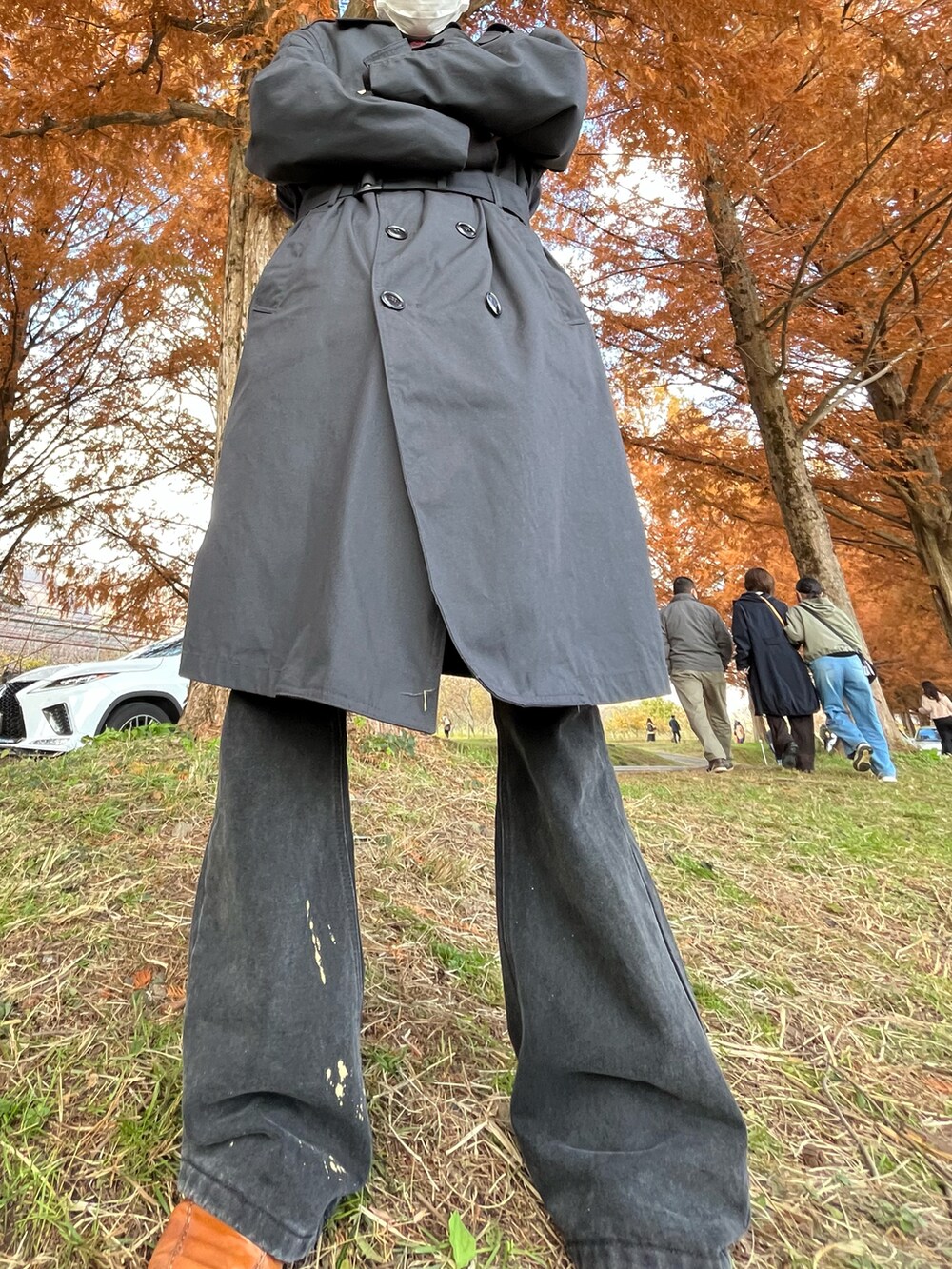 ブラウン系のローファーを着用したメンズの春コーディネートの2枚目の写真