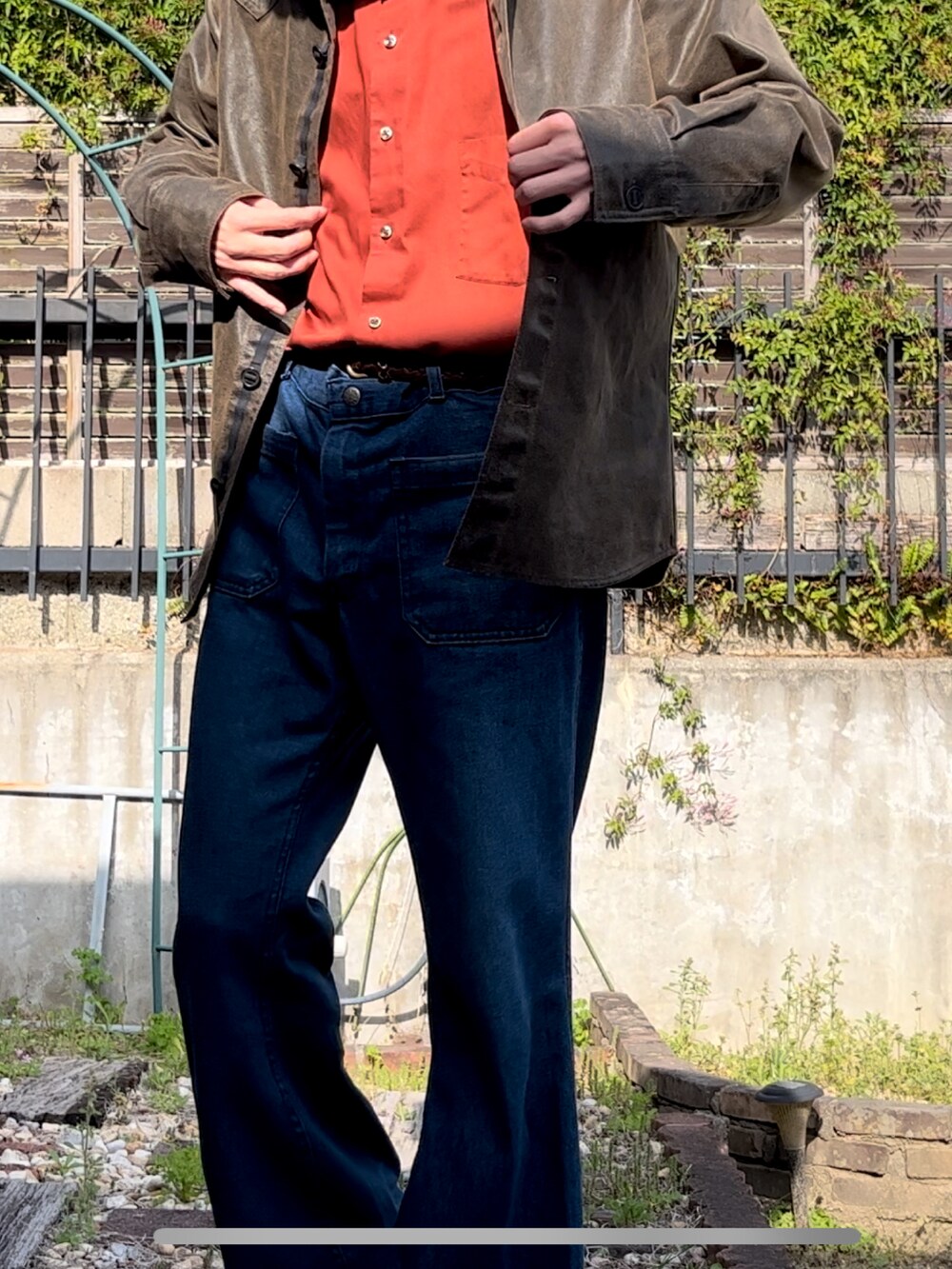 ブラウン系のジャケット/アウター、オレンジ系のシャツ/ブラウスを着用したメンズの春コーディネートの3枚目の写真