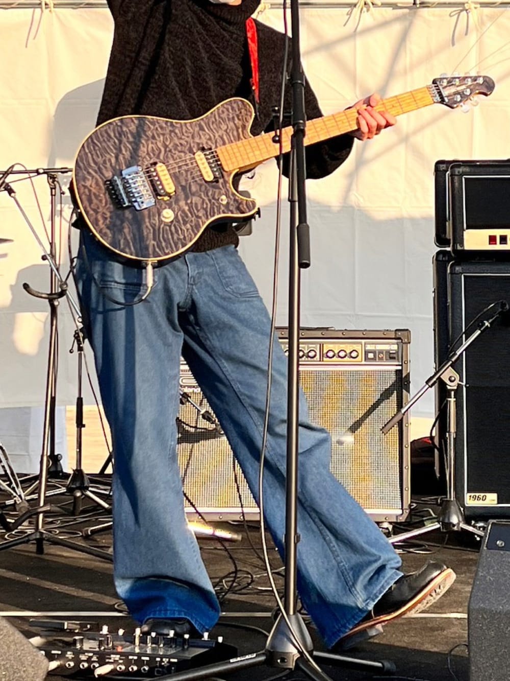 ブラック系のニット/セーター、ブラック系のシューズを着用したメンズの春コーディネートの2枚目の写真