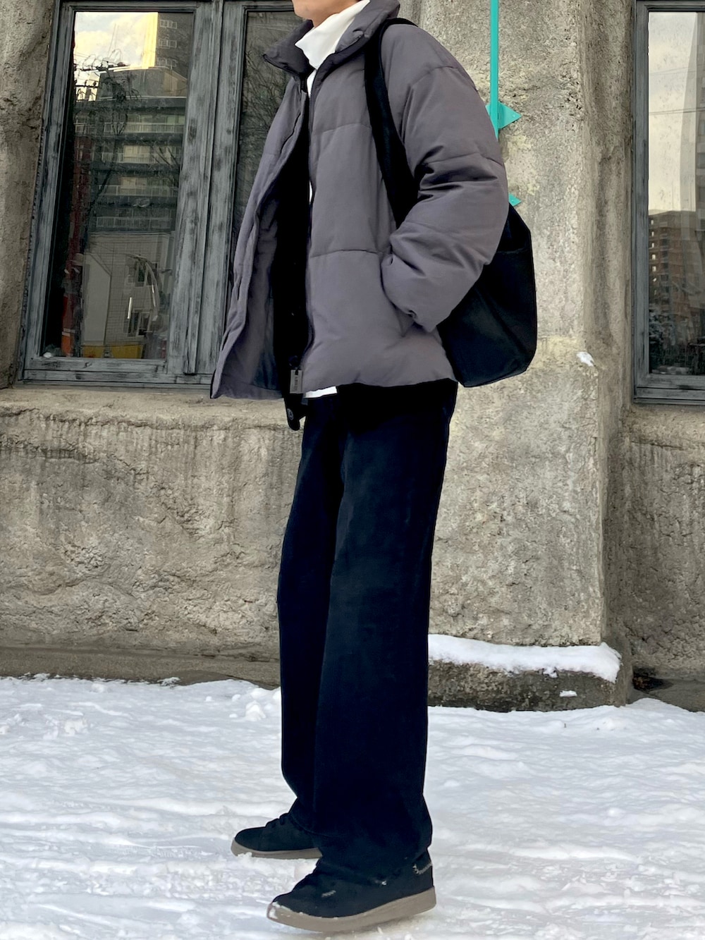 ブラック系のパンツ、ブラック系のカーディガン/ボレロ、ブラック系のバッグを着用したメンズの冬コーディネートの2枚目の写真