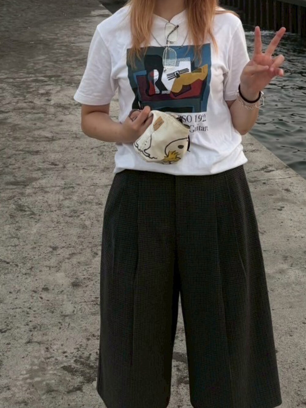ホワイト系のTシャツ/カットソー、グレー系のパンツ、ホワイト系のスニーカーを着用したレディースの秋コーディネートの4枚目の写真