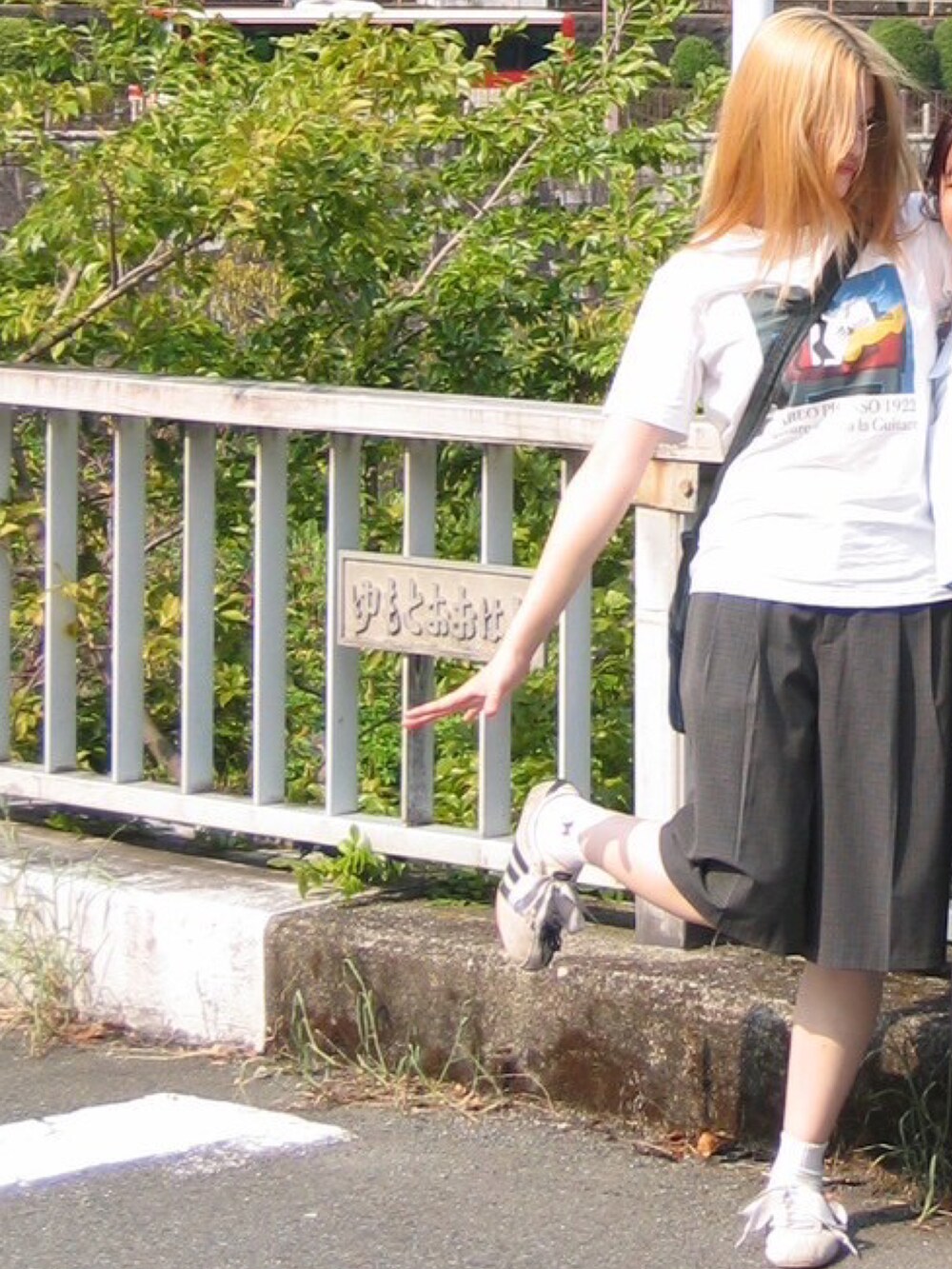 ホワイト系のTシャツ/カットソー、グレー系のパンツ、ホワイト系のスニーカーを着用したレディースの秋コーディネートの3枚目の写真