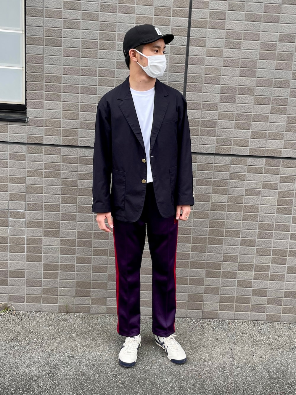 ホワイト系のスニーカー、パープル系のその他パンツ、ブルー系のテーラードジャケットを着用したメンズの春コーディネートの3枚目の写真