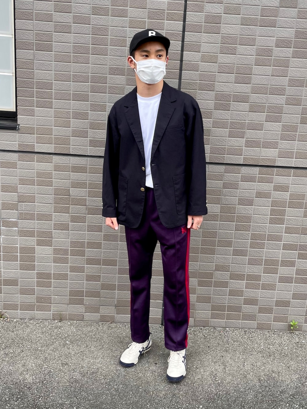 ホワイト系のスニーカー、パープル系のその他パンツ、ブルー系のテーラードジャケットを着用したメンズの春コーディネートの5枚目の写真