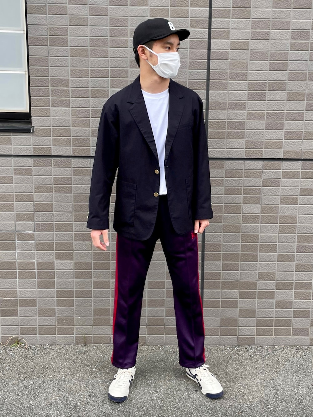 ホワイト系のスニーカー、パープル系のその他パンツ、ブルー系のテーラードジャケットを着用したメンズの春コーディネートの2枚目の写真
