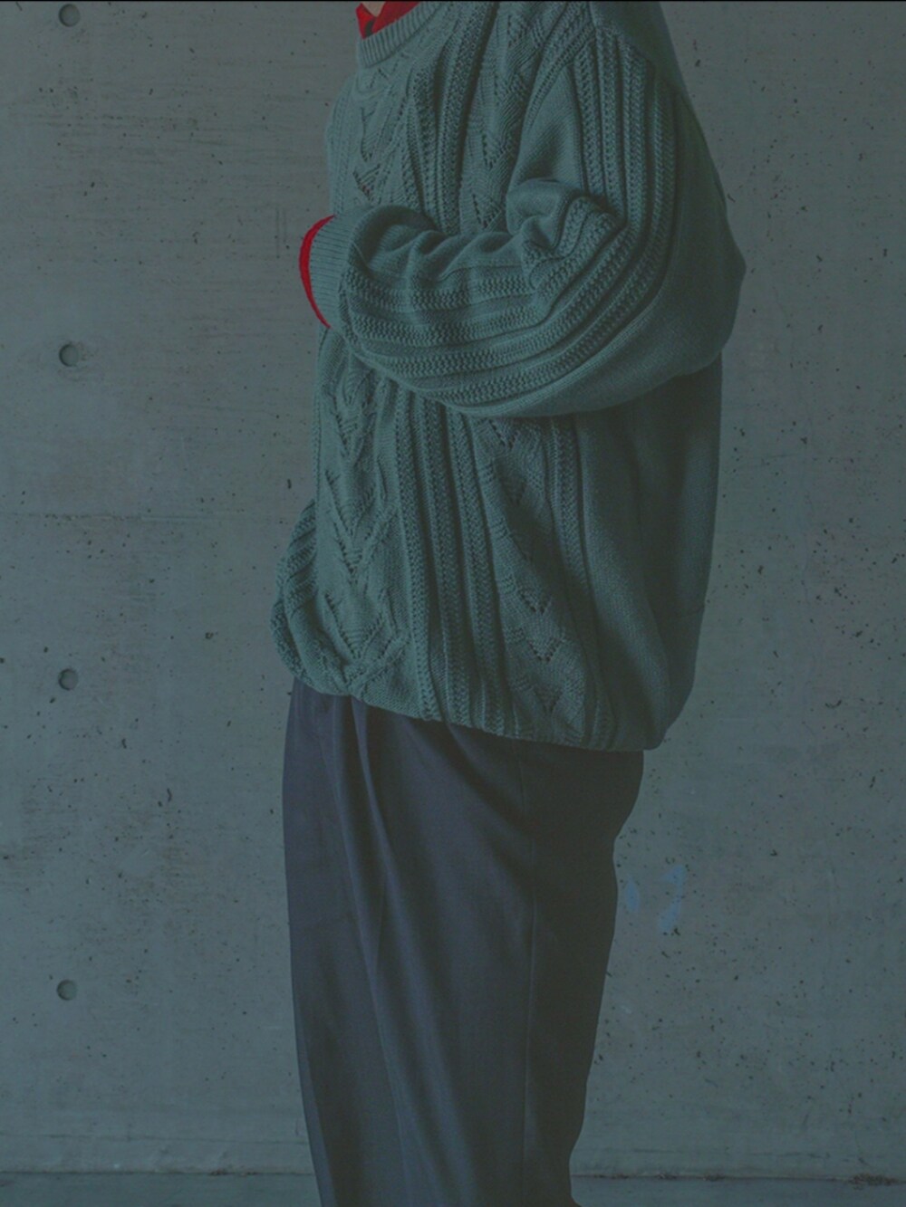 レッド系のシャツ/ブラウスを着用したメンズの秋コーディネートの2枚目の写真