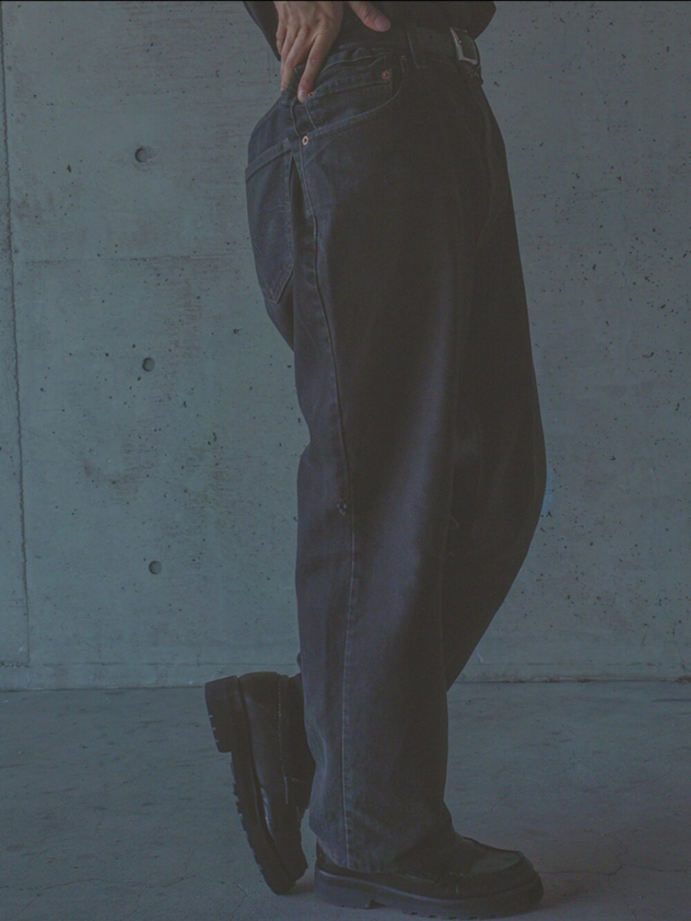 ブラック系のシャツ/ブラウス、ブラック系のデニムパンツを着用したメンズの秋コーディネートの3枚目の写真