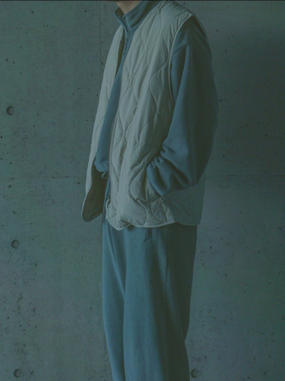 ブルー系のその他パンツ、ブルー系のその他パンツを着用したメンズの秋コーディネートの4枚目の写真