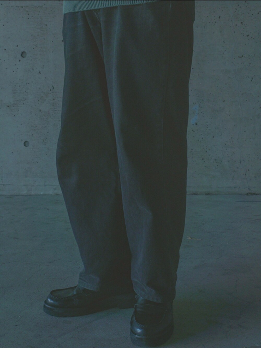 レッド系のシャツ/ブラウスを着用したメンズの秋コーディネートの4枚目の写真