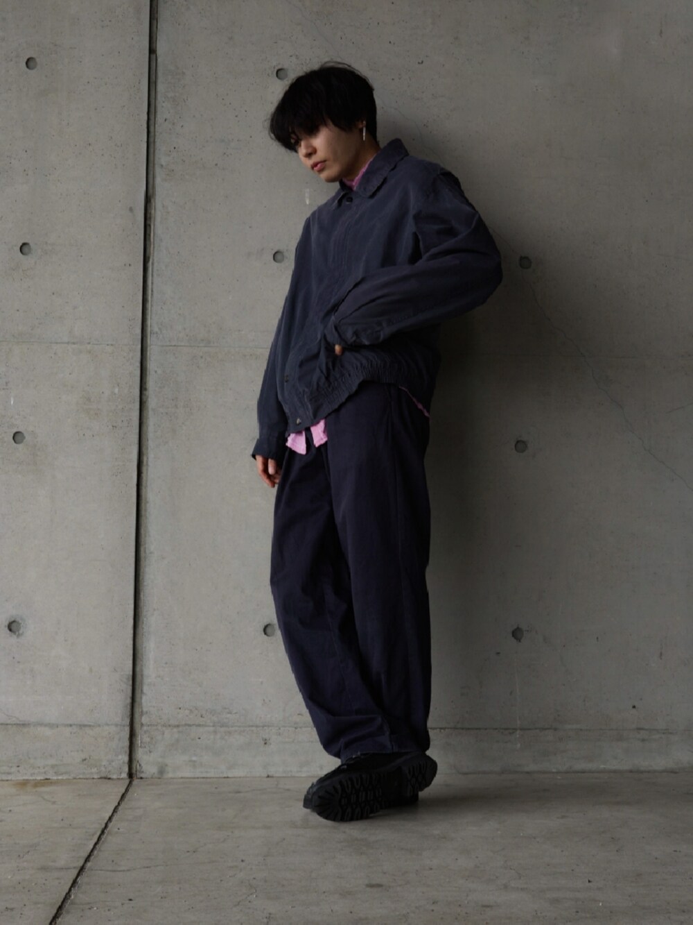 ブラック系のパンツを着用したメンズの秋コーディネートの2枚目の写真