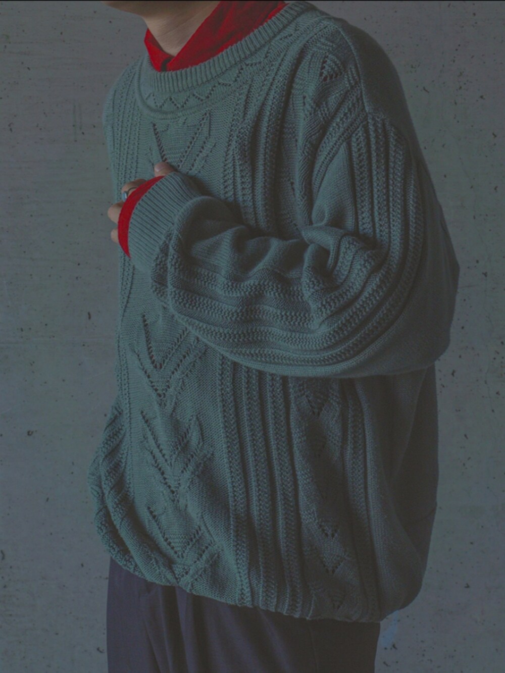 レッド系のシャツ/ブラウスを着用したメンズの秋コーディネートの3枚目の写真