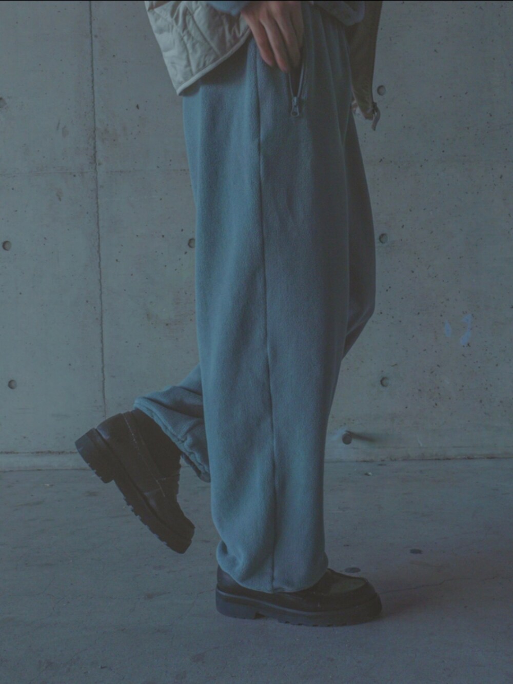 ブルー系のその他パンツ、ブルー系のその他パンツを着用したメンズの秋コーディネートの2枚目の写真