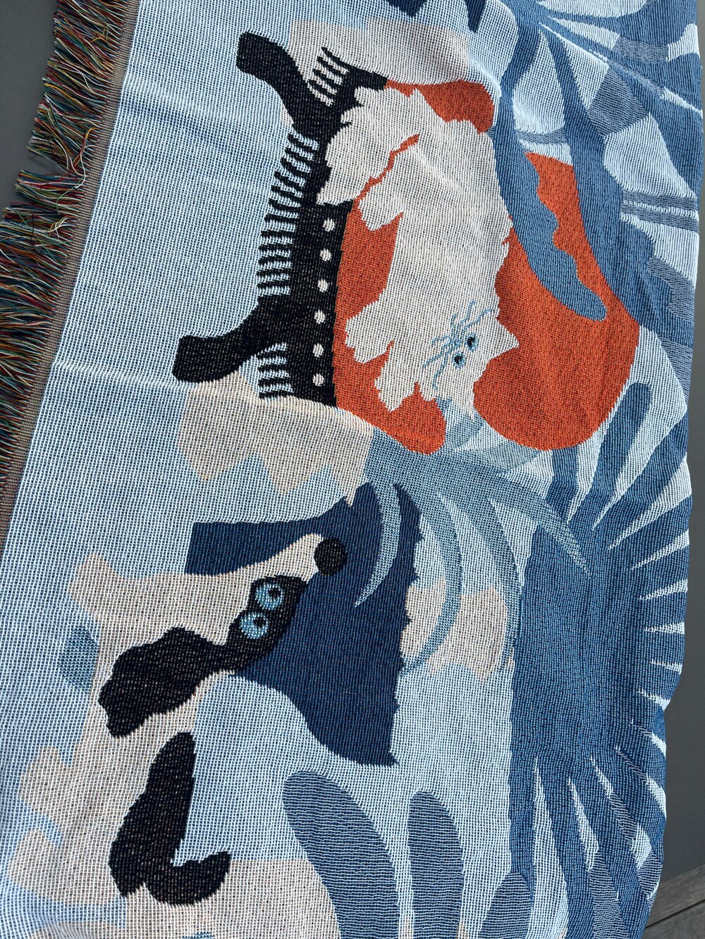 ブラック系のサンダル、ブルー系のブランケットを着用したレディースの冬コーディネートの2枚目の写真