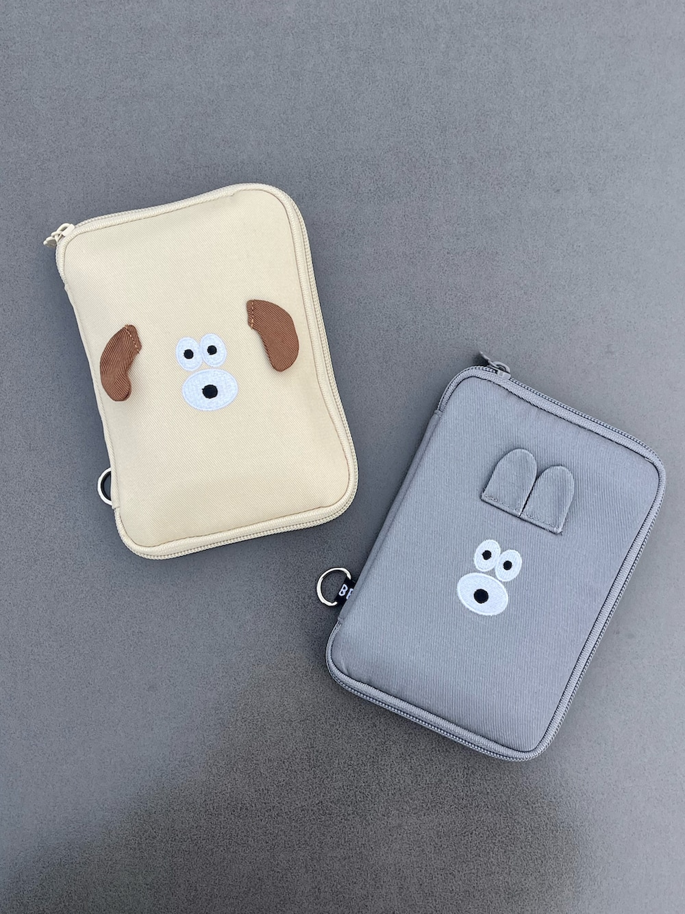 グリーン系のトートバッグ、ベージュ系のトラベルグッズ、グレー系のヘッドフォン/イヤホンを着用したレディースの冬コーディネートの3枚目の写真