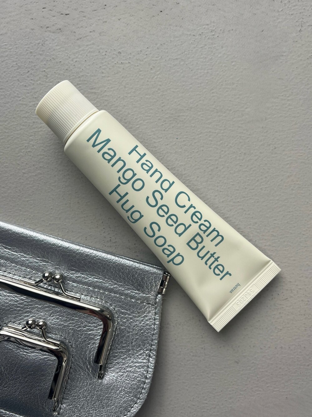 その他のその他ボディ・ヘアケア、シルバー系の財布、ホワイト系のポーチを着用したレディースの春コーディネートの3枚目の写真