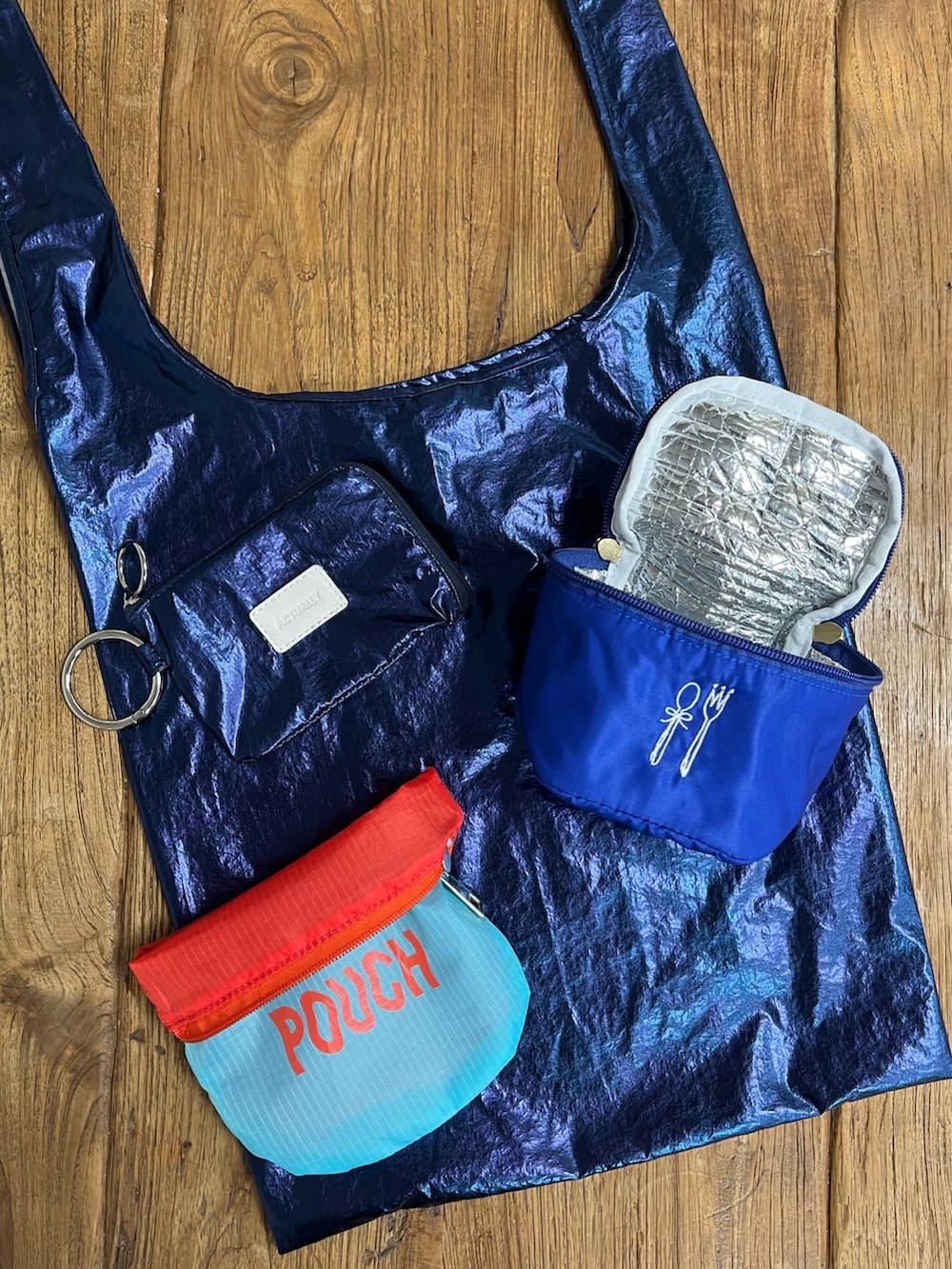 ブルー系のトートバッグ、ブルー系のエコバッグ/サブバッグ、グレー系のお弁当箱を着用したレディースの秋コーディネートの2枚目の写真