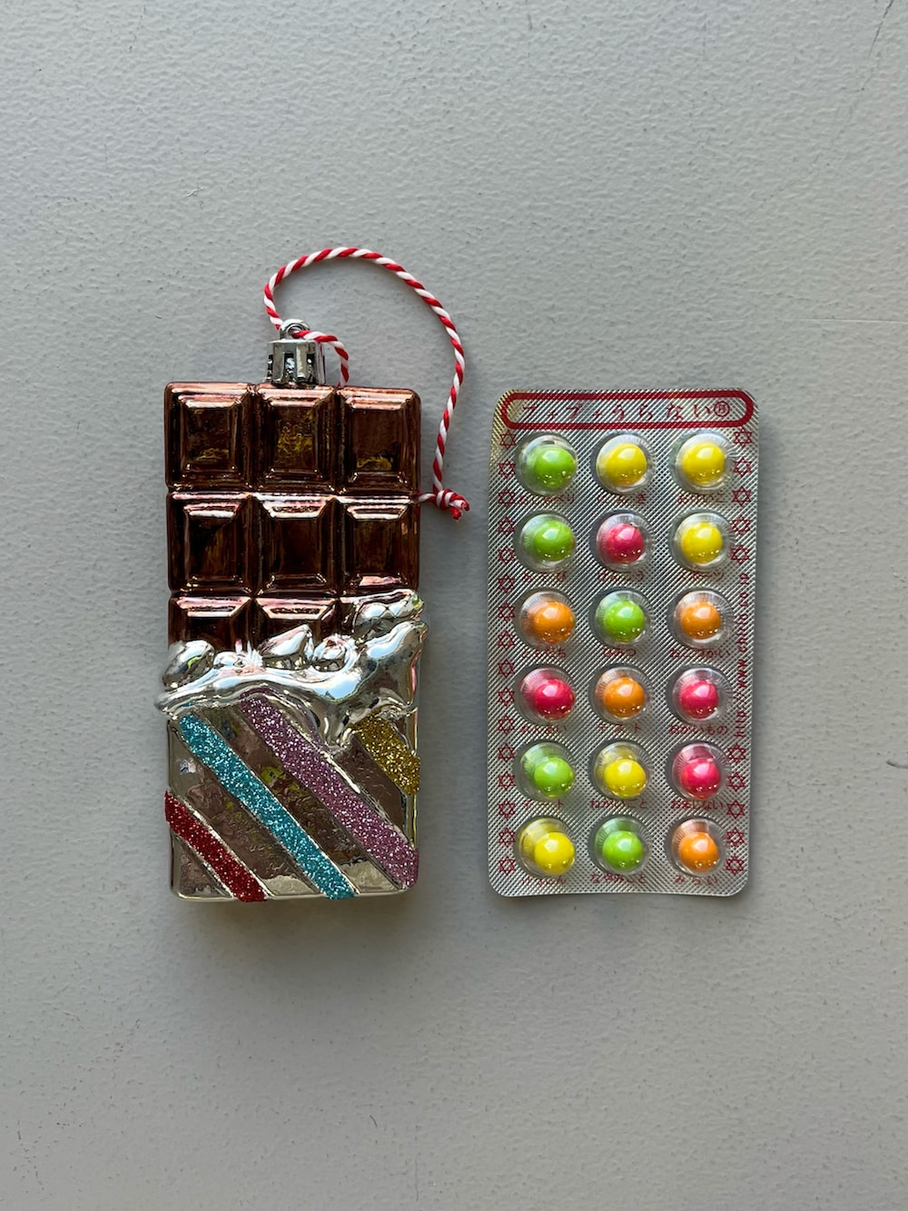 シルバー系の財布、ベージュ系のカードケース、グリーン系のポーチを着用したレディースの冬コーディネートの5枚目の写真