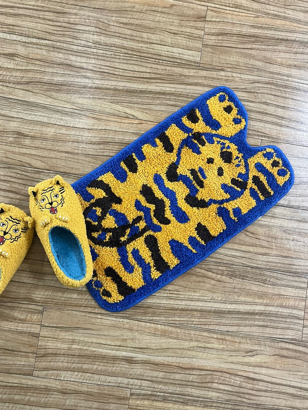 ブルー系のラグ/マット、イエロー系のラグ/マットを着用したレディースの夏コーディネートの2枚目の写真