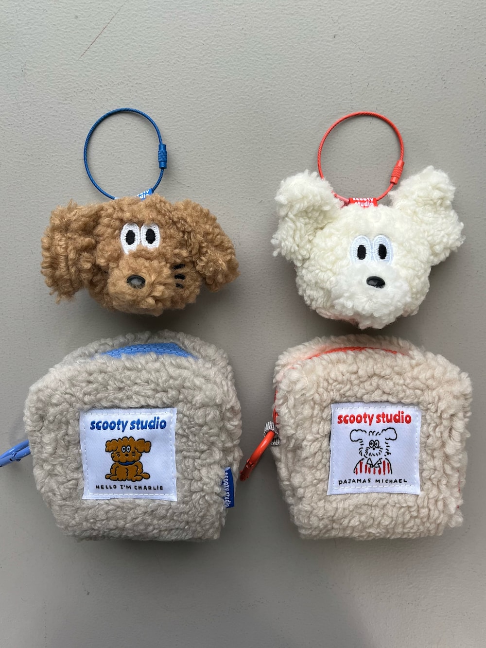 オレンジ系のポーチ、シルバー系の財布、ブラウン系のチャームを着用したレディースの冬コーディネートの2枚目の写真