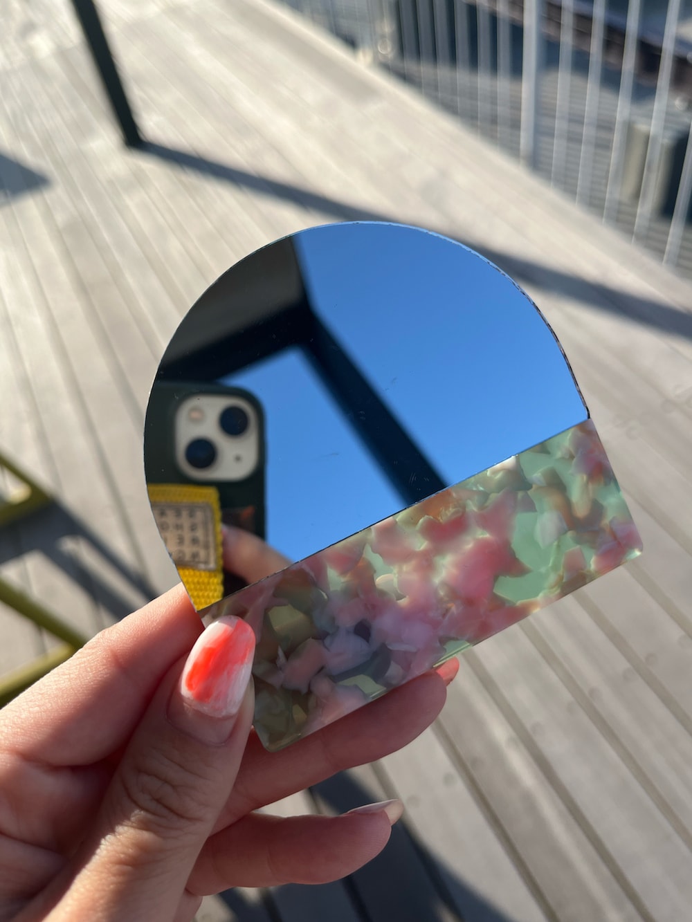 イエロー系の財布、イエロー系のハンカチ/ハンドタオル、ピンク系のポーチを着用したレディースの夏コーディネートの3枚目の写真