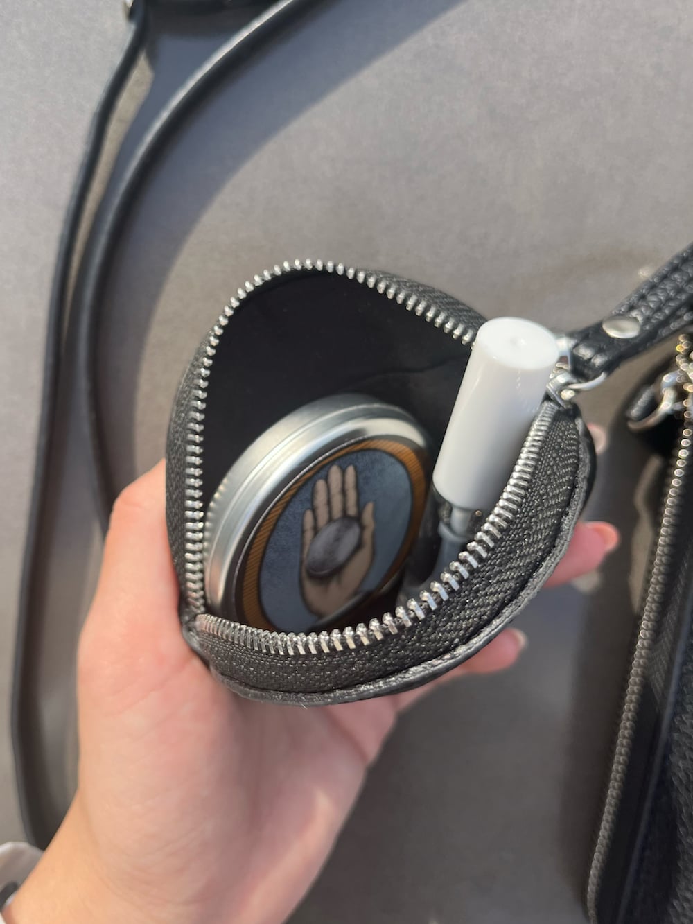 ブラック系のショルダーバッグ、その他の香水、ブラック系のコインケースを着用したレディースの春コーディネートの2枚目の写真