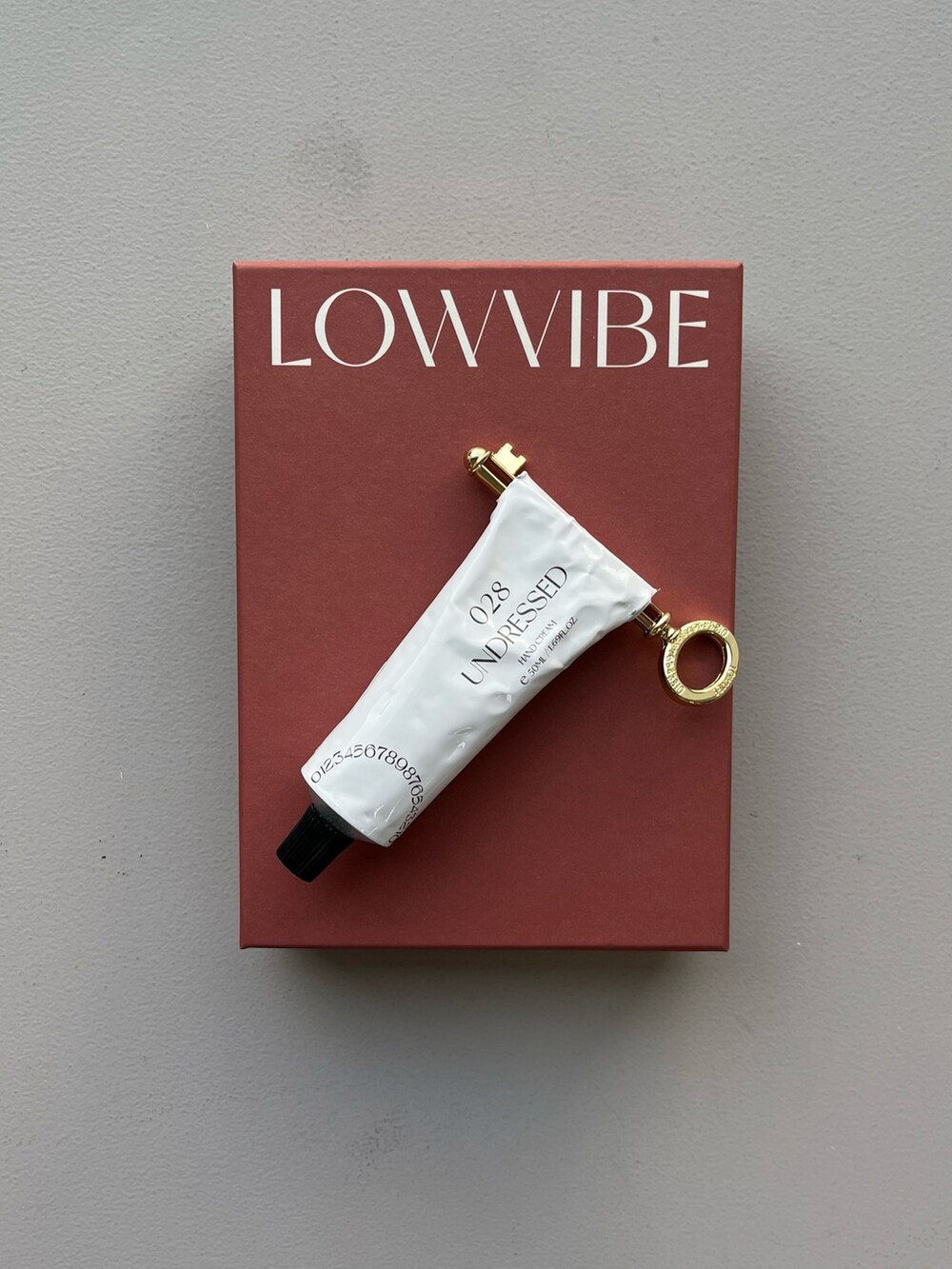 グリーン系の財布、グレー系の生活家電、レッド系のハンドケア/ハンドクリームを着用したレディースの春コーディネートの2枚目の写真