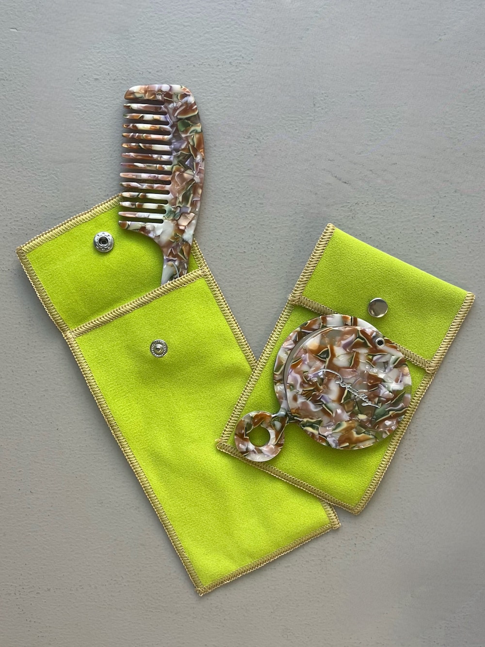 ピンク系のハンドケア/ハンドクリーム、シルバー系のポーチ、ゴールド系のその他小物を着用したレディースの夏コーディネートの3枚目の写真