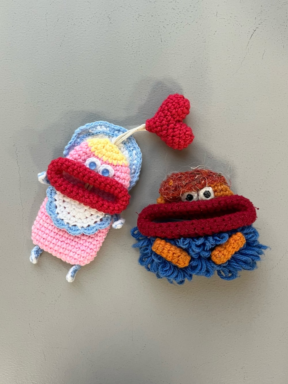 イエロー系の財布、ブラック系の水筒、オレンジ系の生活家電を着用したレディースの秋コーディネートの4枚目の写真