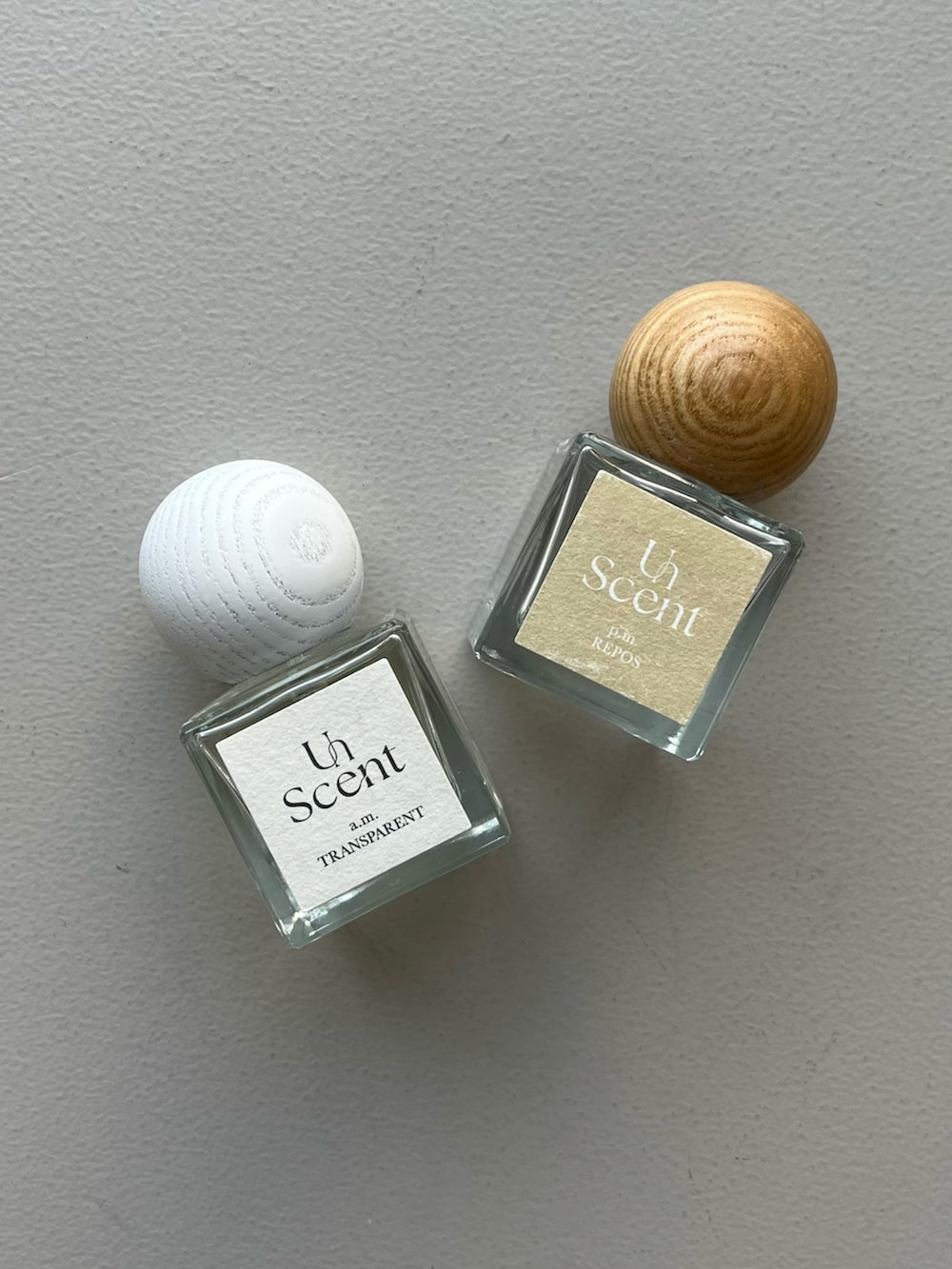 ホワイト系のポーチ、シルバー系の財布、イエロー系のインテリア雑貨を着用したレディースの冬コーディネートの5枚目の写真