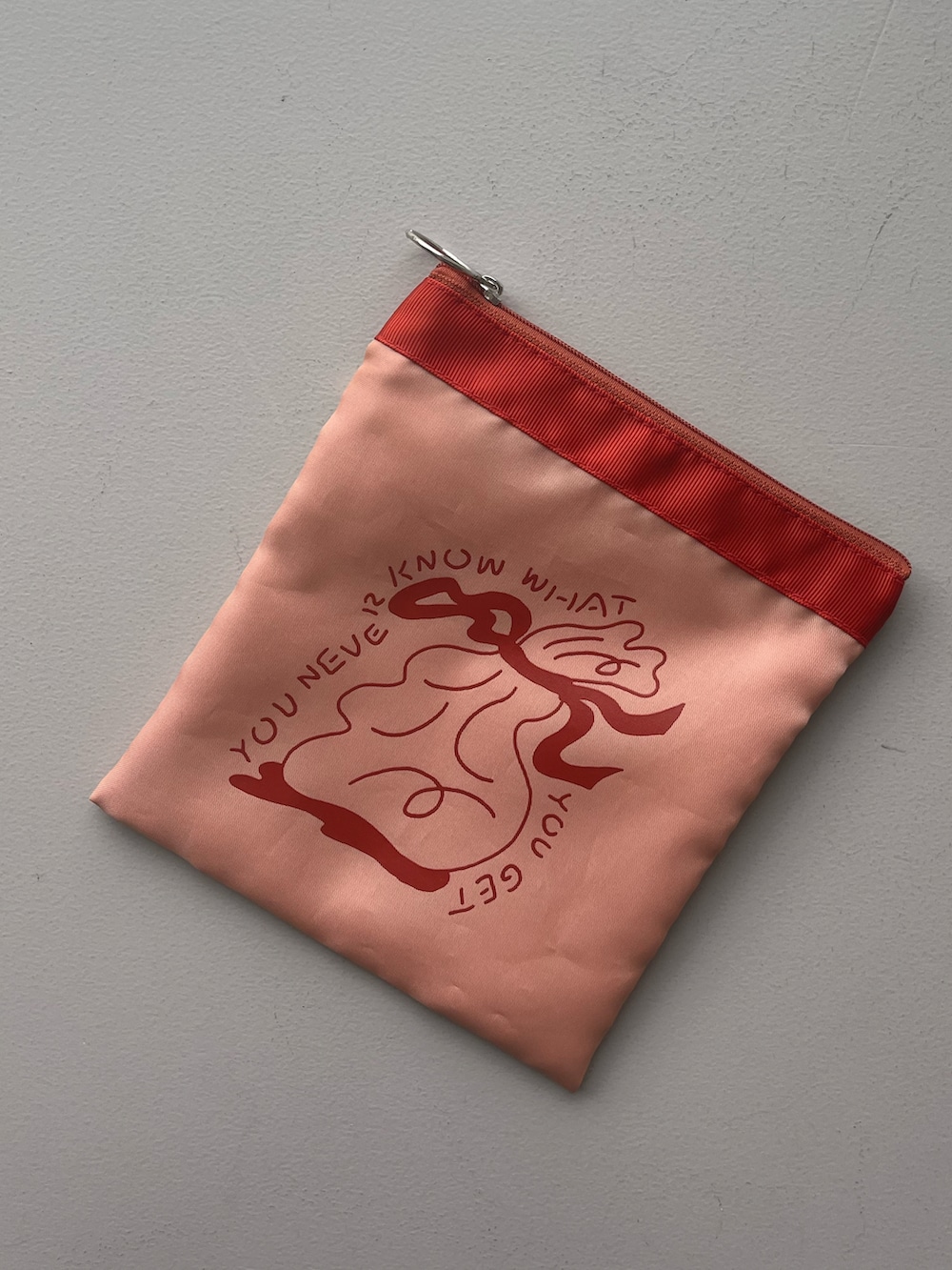 ブルー系のポーチ、グリーン系の財布、シルバー系のポーチを着用したレディースの夏コーディネートの3枚目の写真