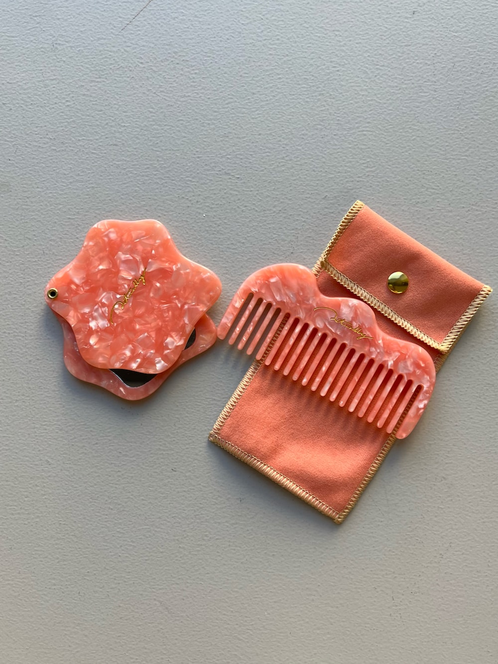 グリーン系の財布、その他のハンドケア/ハンドクリーム、グレー系のポーチを着用したレディースの冬コーディネートの5枚目の写真