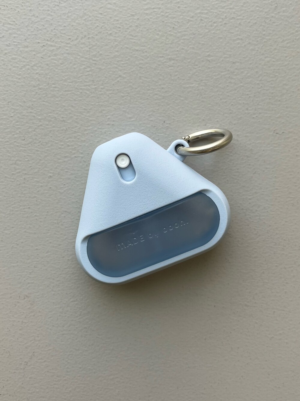 シルバー系のその他小物、ブルー系の香水、レッド系の香水を着用したレディースの春コーディネートの3枚目の写真