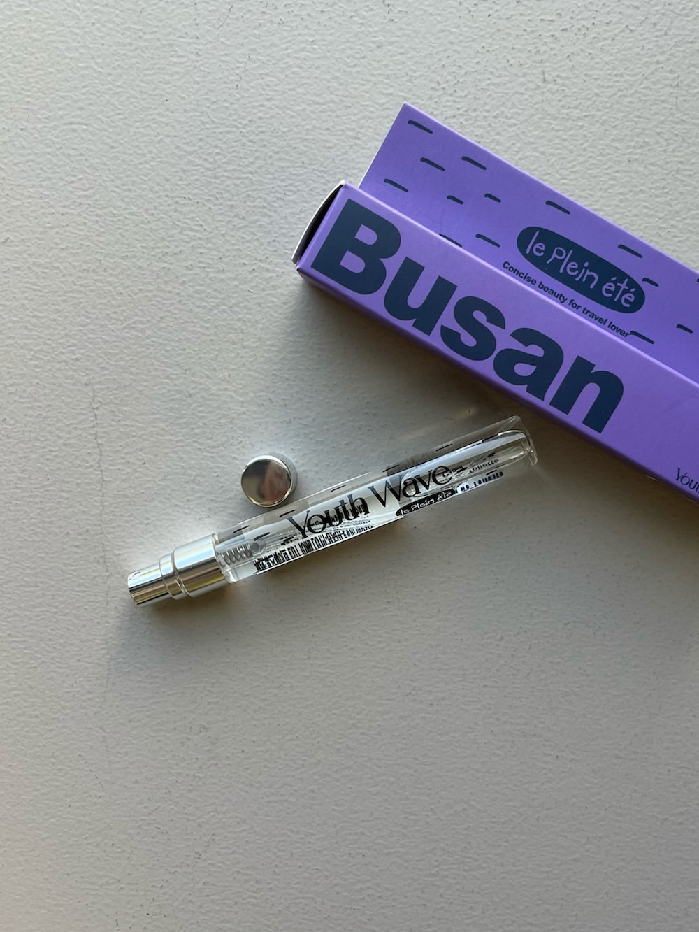 その他のハンドケア/ハンドクリーム、グレー系のポーチ、イエロー系の財布を着用したレディースの冬コーディネートの3枚目の写真