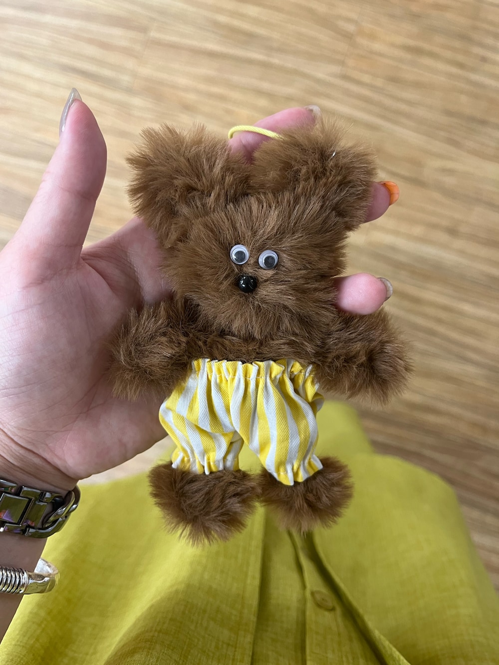 ホワイト系のトートバッグ、ブラウン系のキーホルダーを着用したレディースの秋コーディネートの3枚目の写真