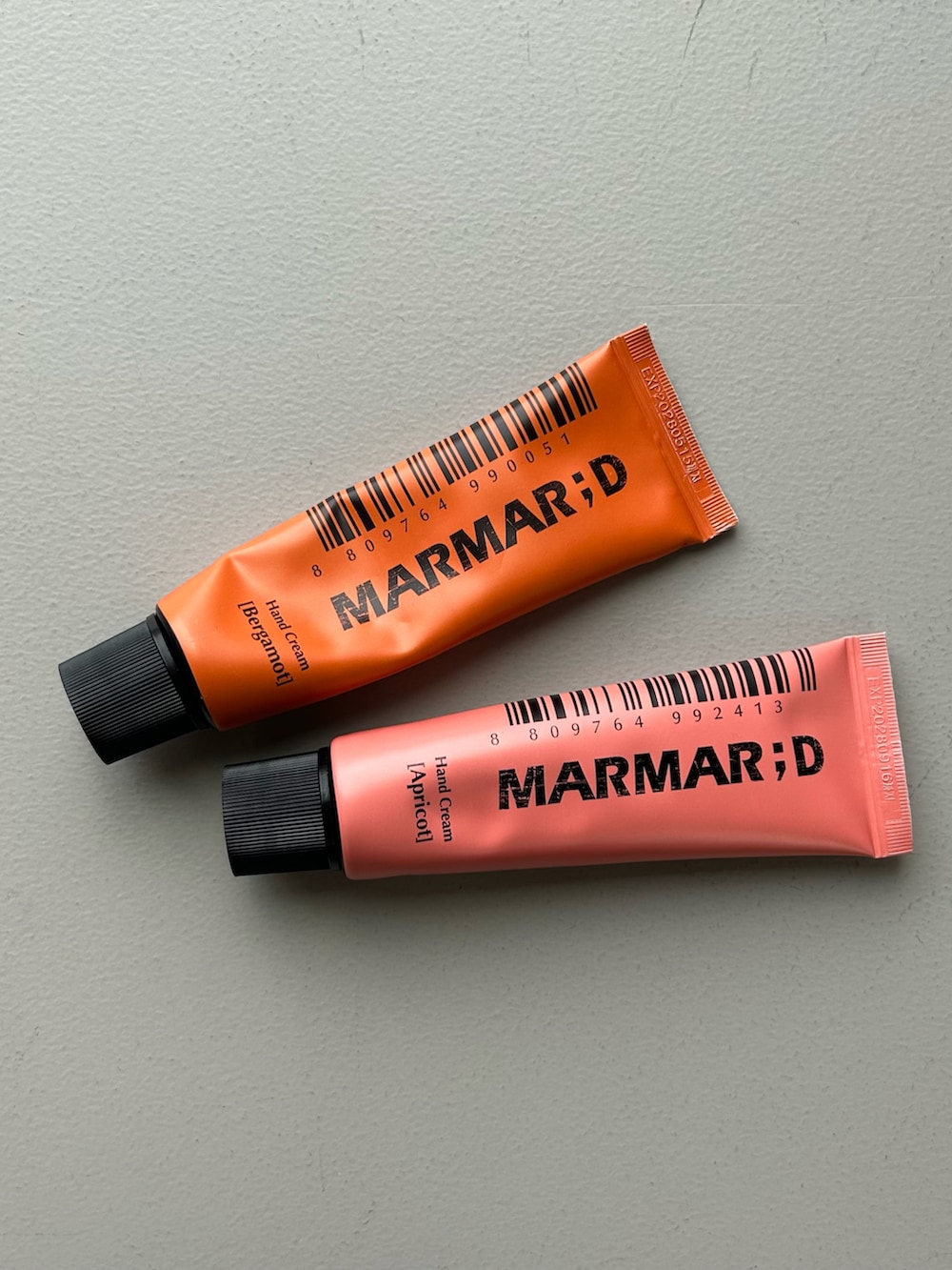 ホワイト系のチャーム、グレー系のポーチ、ピンク系のポーチを着用したレディースの春コーディネートの5枚目の写真