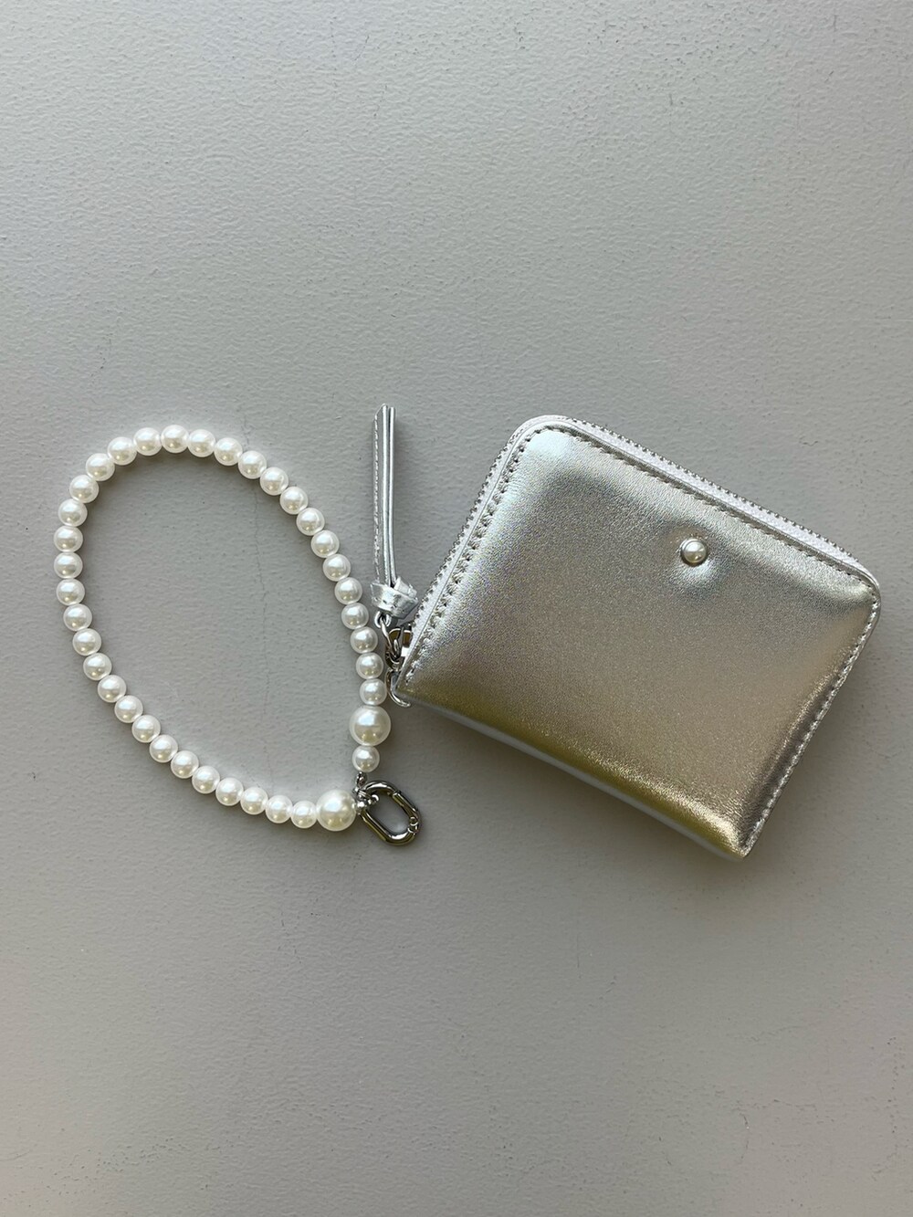 シルバー系のその他小物、ブルー系の香水、レッド系の香水を着用したレディースの春コーディネートの2枚目の写真