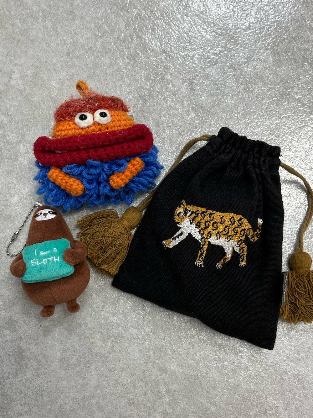 ブラック系のトートバッグ、グリーン系のキーホルダー、ブラック系のポーチを着用したレディースの夏コーディネートの2枚目の写真