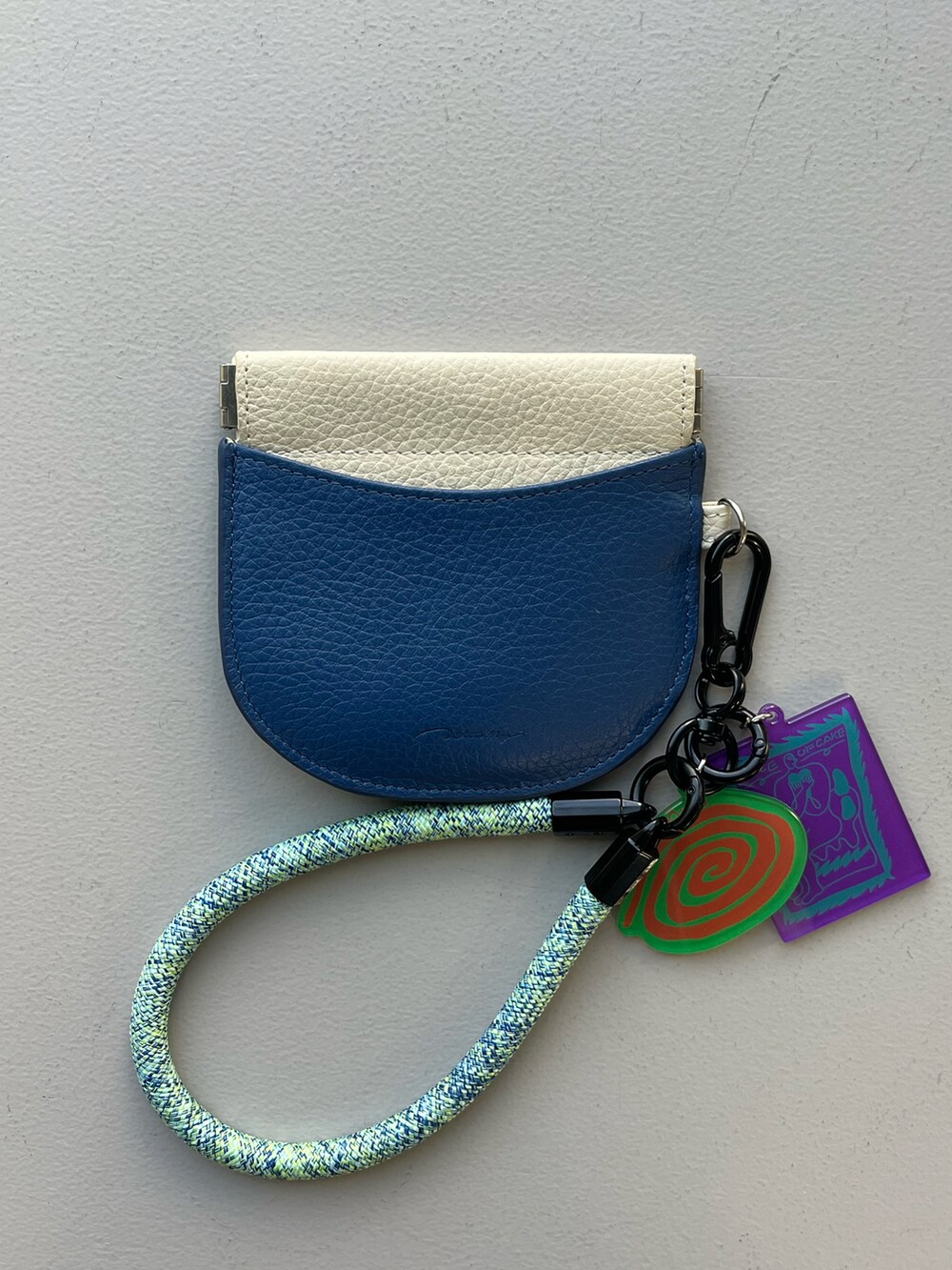 ブルー系のポーチ、ホワイト系のその他小物、グリーン系のスマホグッズを着用したレディースの春コーディネートの3枚目の写真