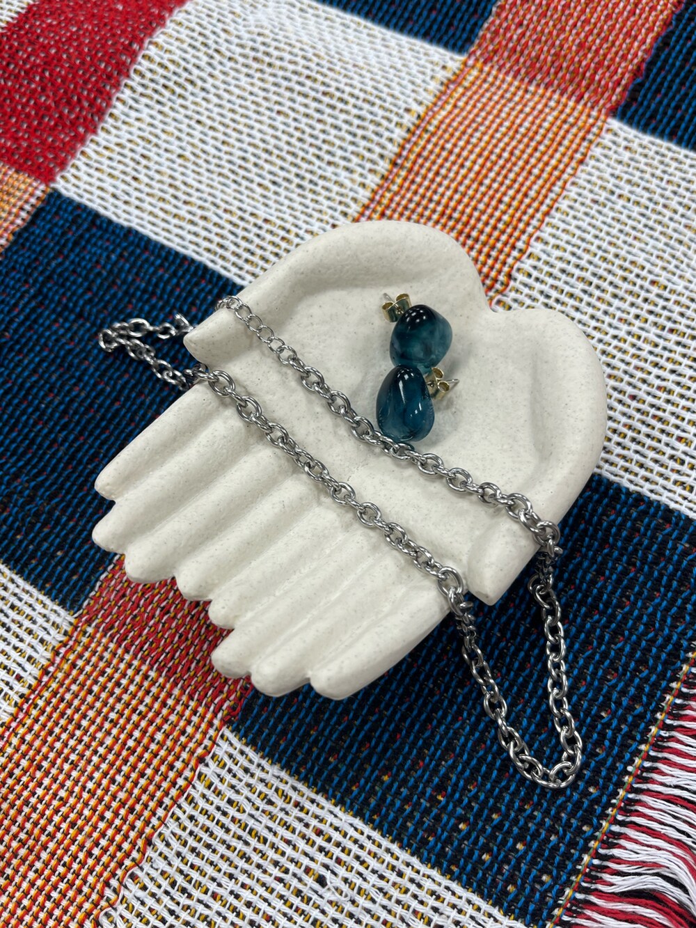 オレンジ系のルームフレグランス/お香、グレー系のスピーカー、レッド系のブランケットを着用したレディースの冬コーディネートの2枚目の写真