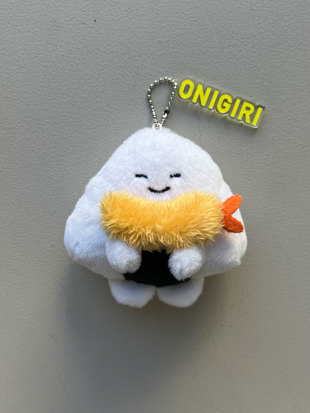 イエロー系のポーチ、シルバー系の財布、ピンク系のポーチを着用したレディースの春コーディネートの4枚目の写真