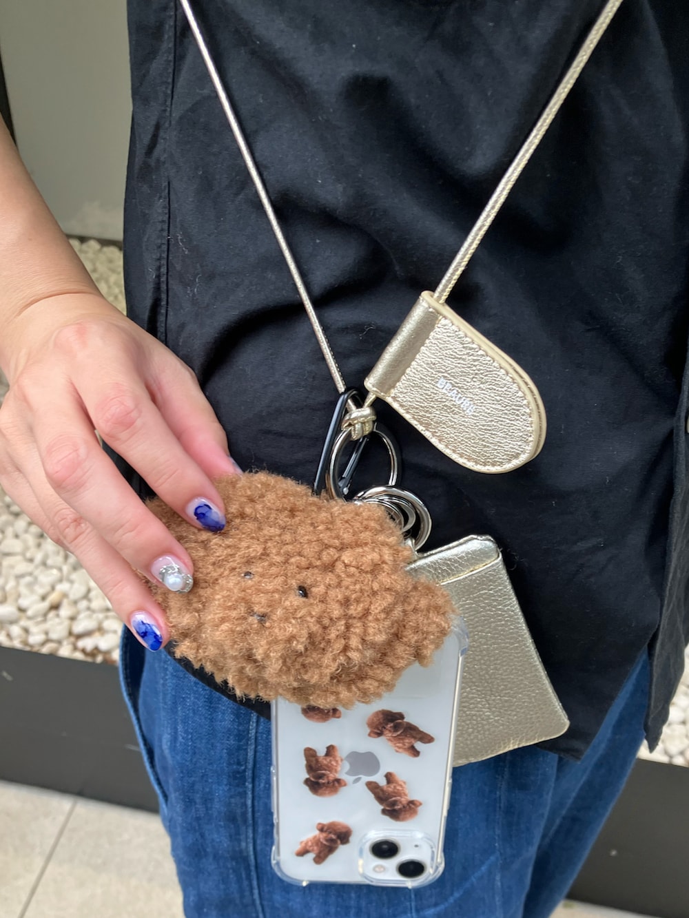 ブラック系のシャツ/ブラウス、ゴールド系のスマホグッズ、ブラウン系のスマホグッズを着用したレディースの夏コーディネートの2枚目の写真