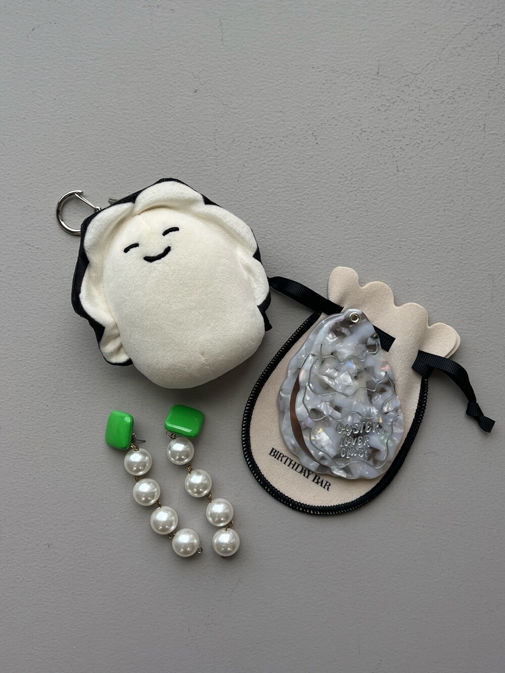 グリーン系の生活家電、イエロー系の名刺入れ、シルバー系の財布を着用したレディースの春コーディネートの4枚目の写真