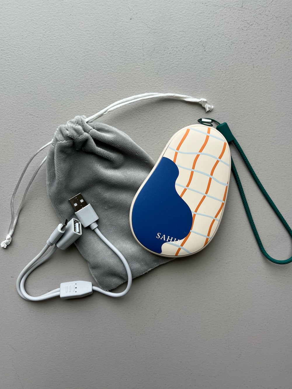 シルバー系のチャーム、ブルー系のパスケース、グリーン系のポーチを着用したレディースの冬コーディネートの3枚目の写真