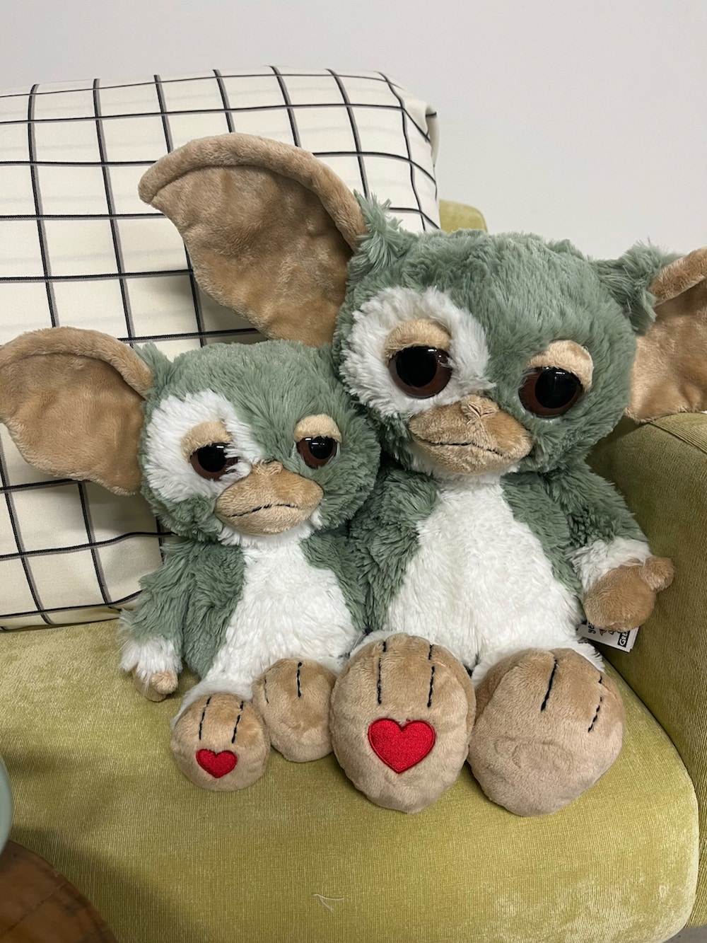 グリーン系のルームシューズ/スリッパ、グリーン系のグラス/マグカップ/タンブラー、ホワイト系のグラス/マグカップ/タンブラーを着用したレディースの秋コーディネートの2枚目の写真