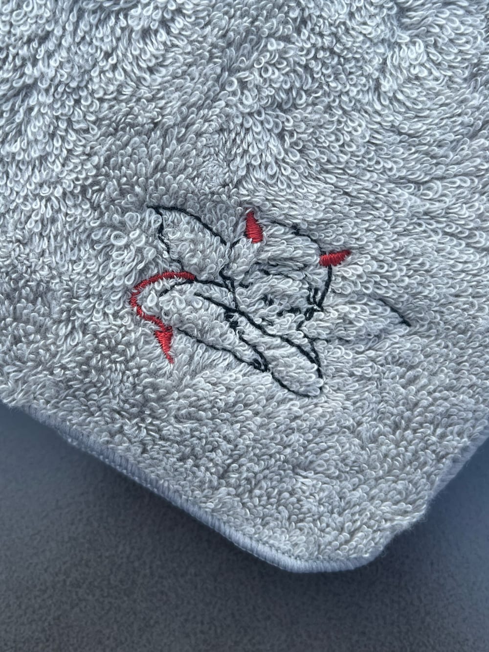 ブラック系のトートバッグ、ベージュ系のポーチ、ホワイト系のハンカチ/ハンドタオルを着用したレディースの秋コーディネートの3枚目の写真