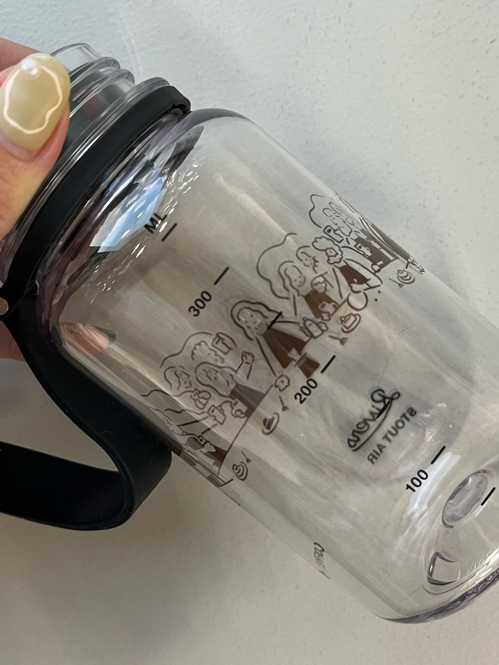 ブラック系の水筒を着用したレディースの秋コーディネートの3枚目の写真